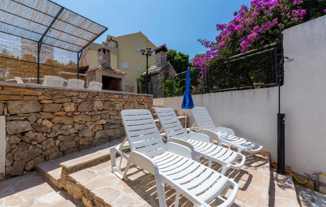 Apartments Listes Milna  Exterior photo